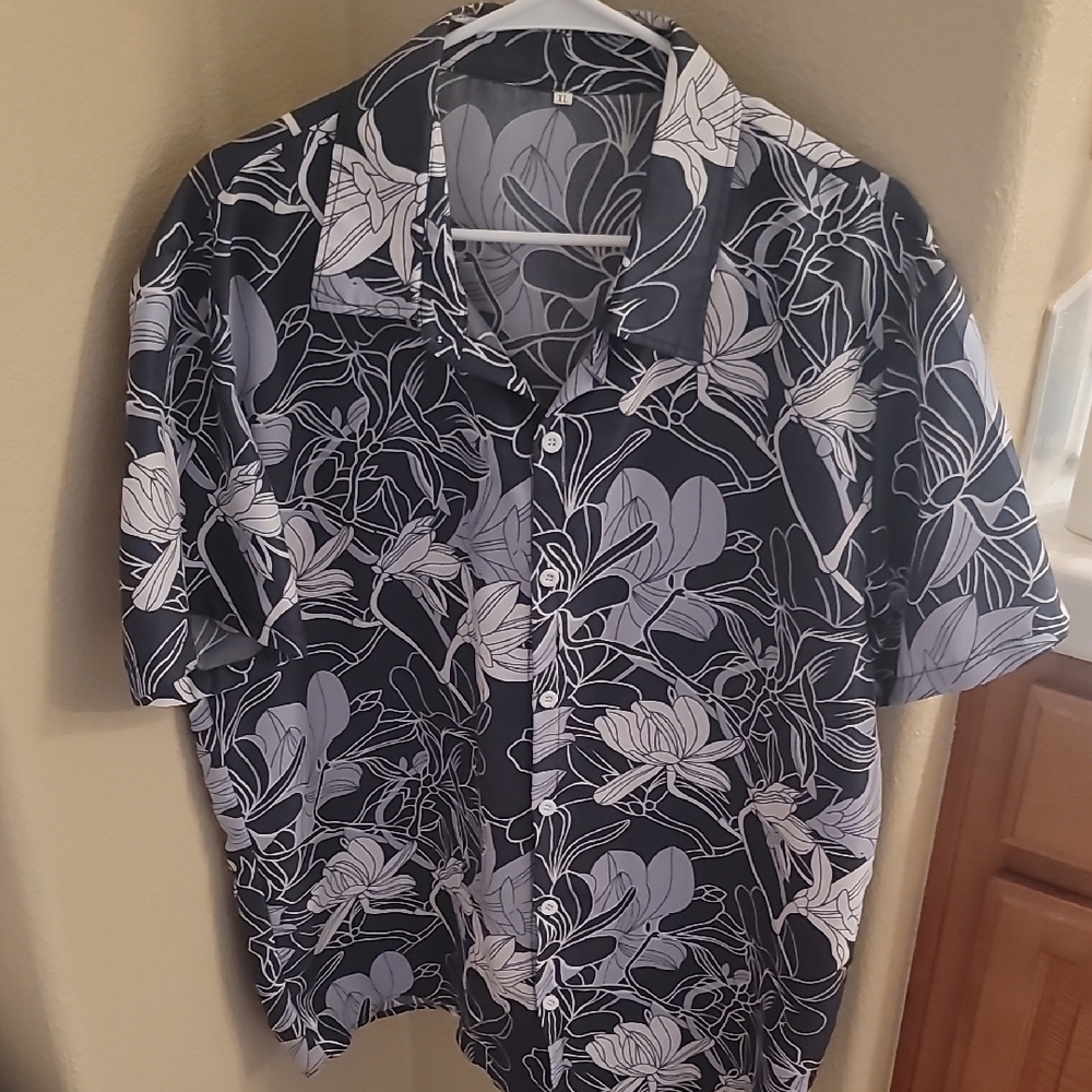 NWOT Floral Gray and White Men's Casual Shirt 🩶
